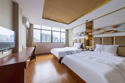 Guanghe Business Hotel (Shaoguan Fengcai Experimental School)