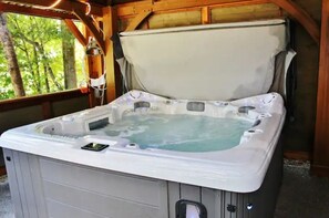 Outdoor spa tub - Ravenwood at Saratoga Beach Hot Tub ! (Black Creek)