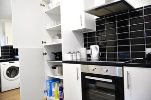 Private kitchen - Lovely 3 Bedroom House 10min walk to the shopping centre (Doncaster)