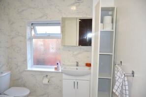 Hair dryer, towels - Lovely 3 Bedroom House 10min walk to the shopping centre (Doncaster)