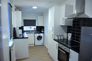 Private kitchen - Lovely 3 Bedroom House 10min walk to the shopping centre (Doncaster)