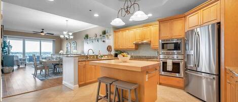 Réfrigérateur, four à micro-ondes, un four, surface de cuisson