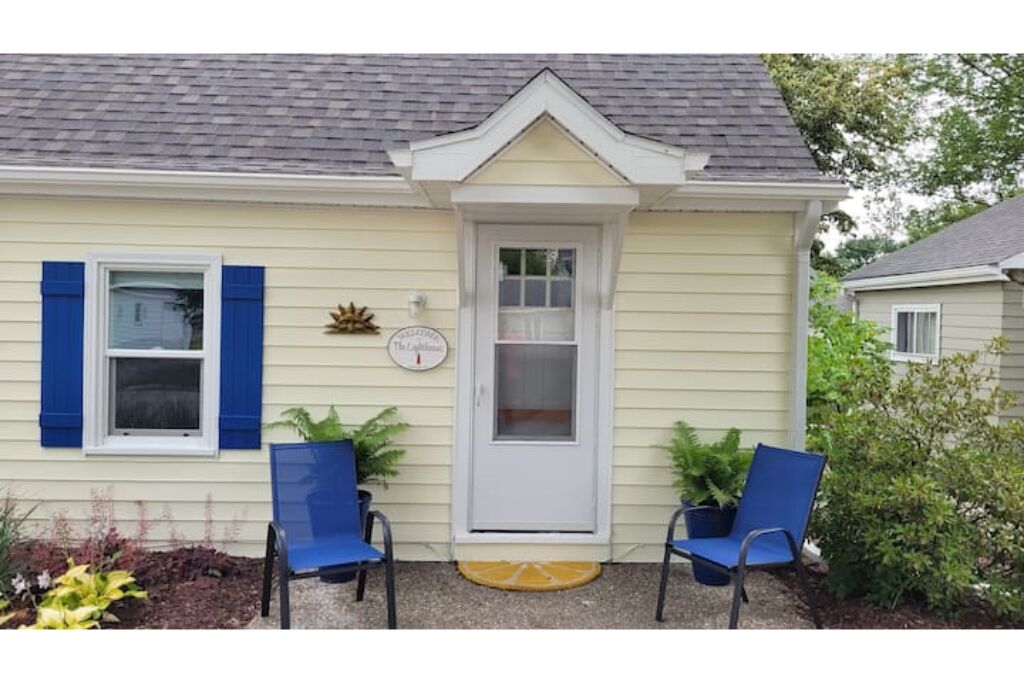 Vintage Cozy Cottage 2 Blocks from Ludington Beach