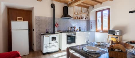 Fridge, stovetop, dishwasher, coffee/tea maker