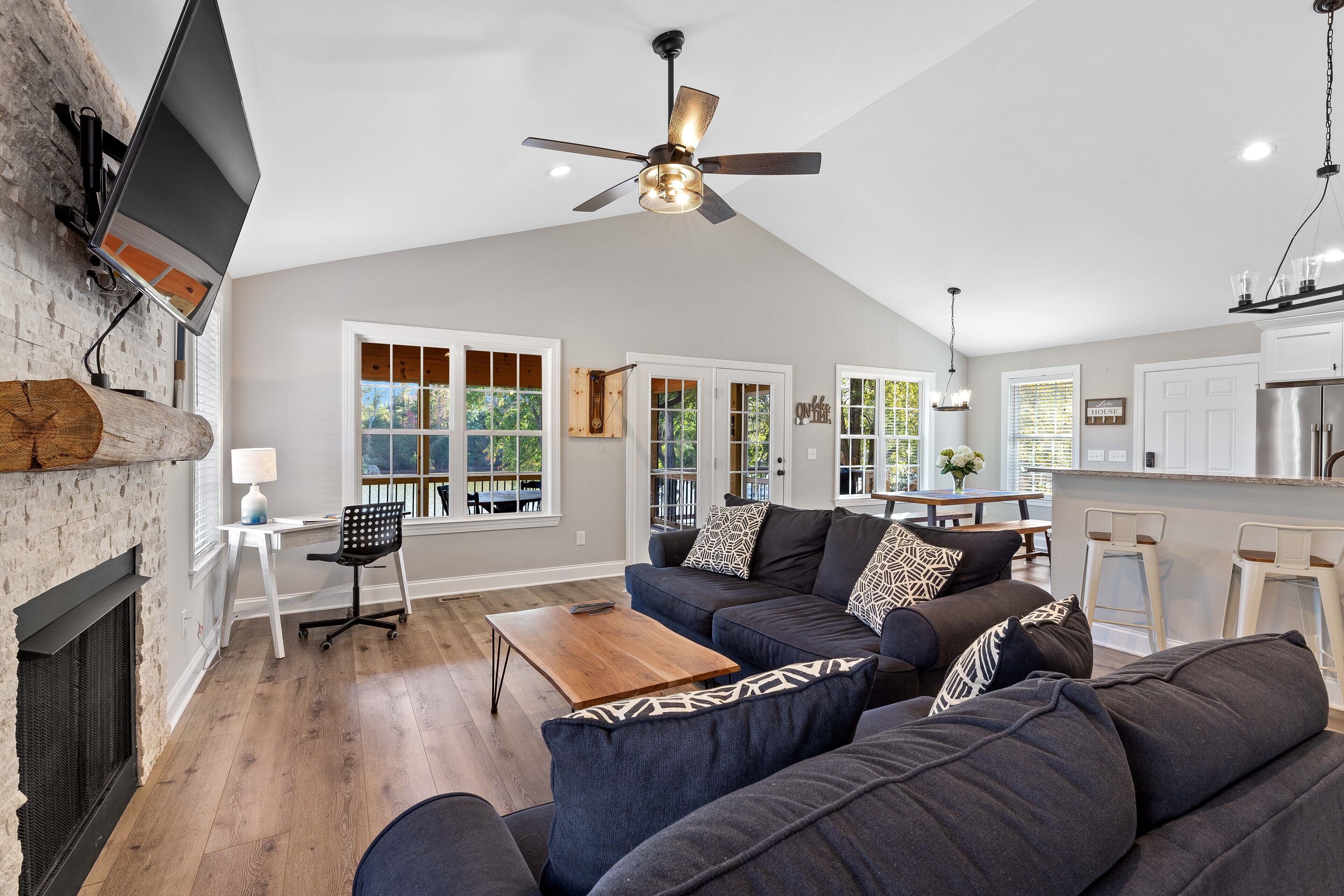 Smart-TV, Kamin, Bücher