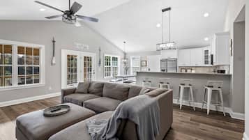 TV connectée, cheminée, livres