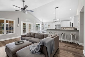 TV connectée, cheminée, livres