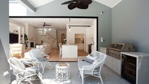 Smart-tv, een open haard, een tafeltennistafel en boeken