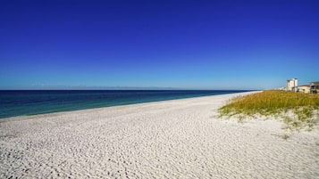 Una playa cerca, sillas reclinables de playa, toallas de playa