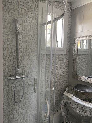 Haartrockner, Handtücher, Toilettenpapier