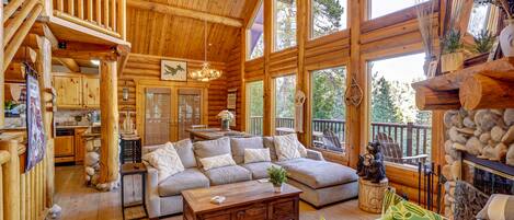 Smart TV, lareira, pebolim, mesa de pingue-pongue