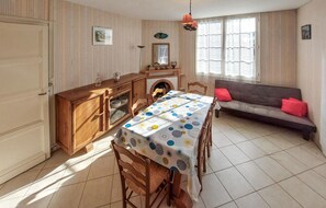 Een televisie en een open haard