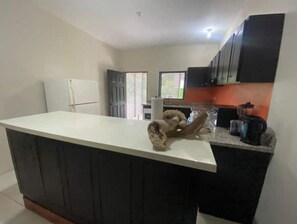 Refrigerador, microondas, parrilla de estufa y cafetera y tetera