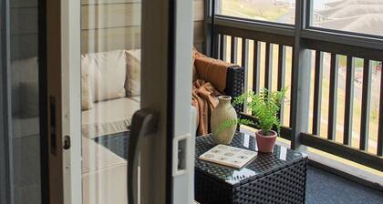 Modern Lake Front Condo | Renovated Professionally | Amenities