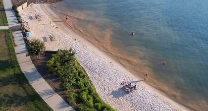 Modern Lake Front Condo | Renovated Professionally | Amenities