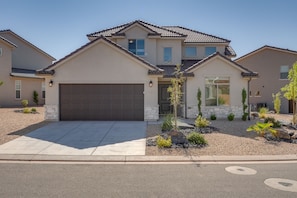 Exterior - Hike, Golf, Unwind Poolside! Washington Home (Washington)