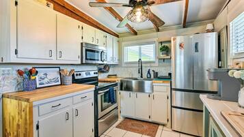 Vaisselle et ustensiles, table de salle à manger