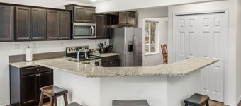 
Spacious 7 bedroom, 4.5 bathroom, 5-7 minutes to downtown