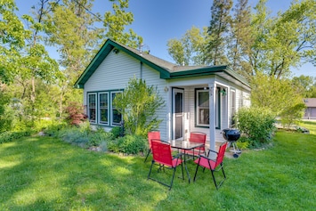 Delavan Vacation Rental | 2BR | 1BA | 2 Steps Required | 900 Sq Ft