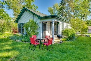 A small house with a porch, a table with chairs, and a grill. - Pet-Friendly Extended Stay Walk to Delavan Lake (Delavan)