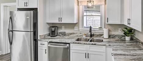 Réfrigérateur, micro-ondes, plaque de cuisson, lave-vaisselle