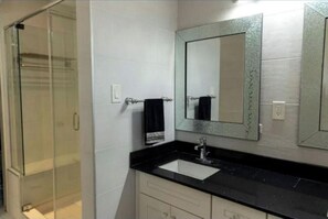 Bathroom - Finest Accommodation Riches Manor 1 Gladstone Drive (Kingston & St Andrew)