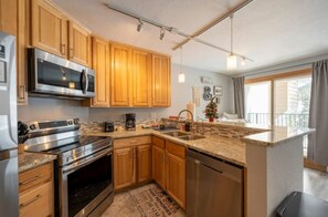 Frigorifero, microonde, forno, piano cottura