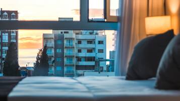 Cubrecamas, caja de seguridad en la habitación y cortinas blackout