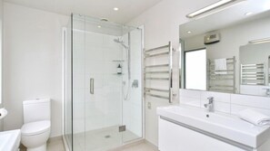 Een douche, een haardroger, handdoeken