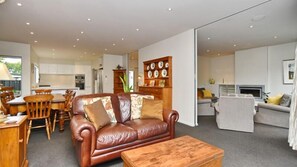 Télévision, cheminée