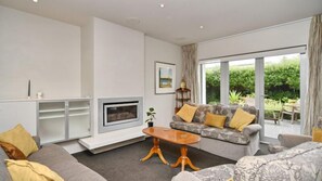 Télévision, cheminée