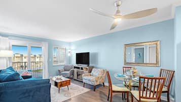 Smart-TV, Kamin, DVD-Player, Bücher