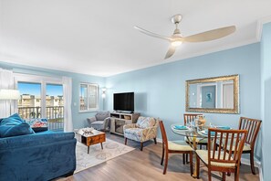 Smart-TV, Kamin, DVD-Player, Bücher