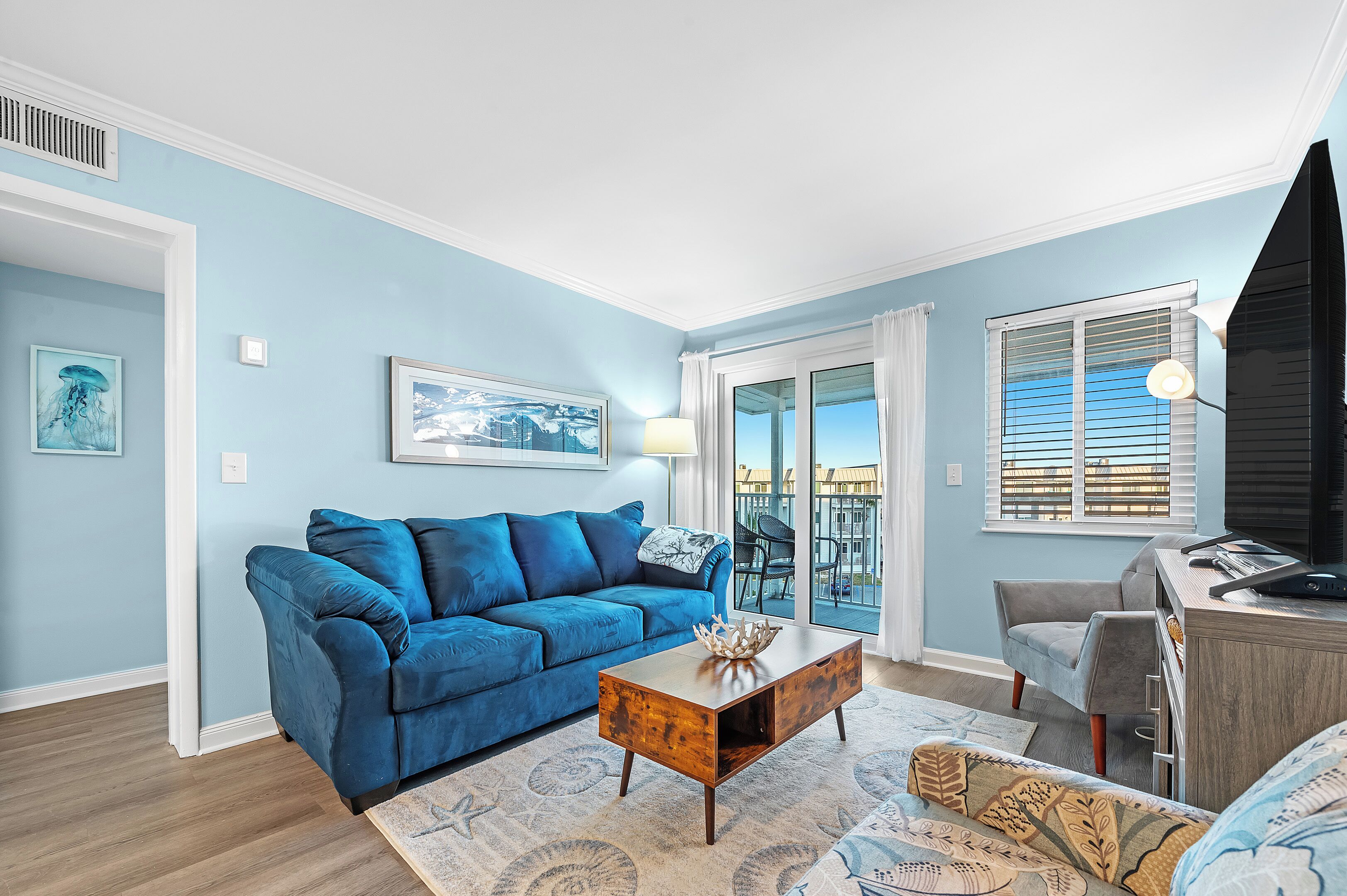 Smart TV, lareira, DVD player, livros