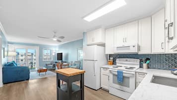 Een koelkast, een magnetron, een oven, een kookplaat