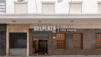 A hotel named "Hotel Delplaza" with a sign indicating it's in São Paulo.