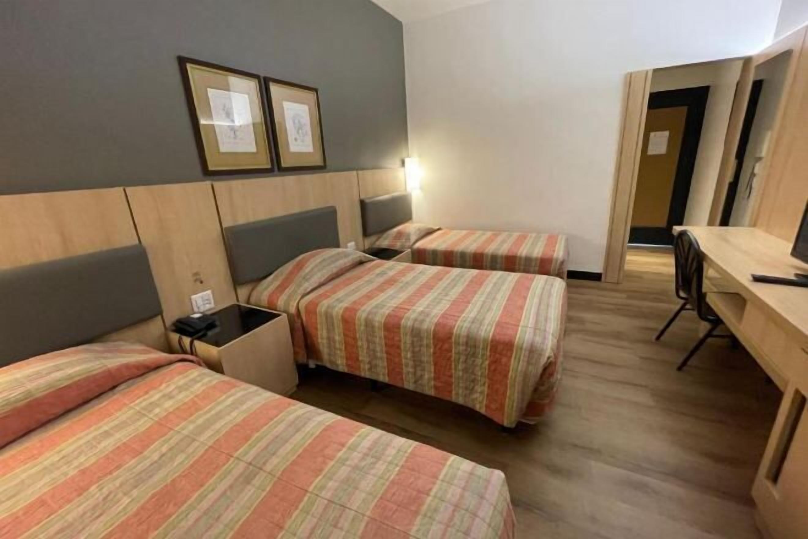 Meja kerja, Wi-Fi gratis, dan seprai linen