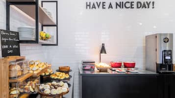 Café da manhã com buffet grátis todos os dias