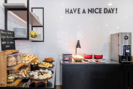 Free daily buffet breakfast