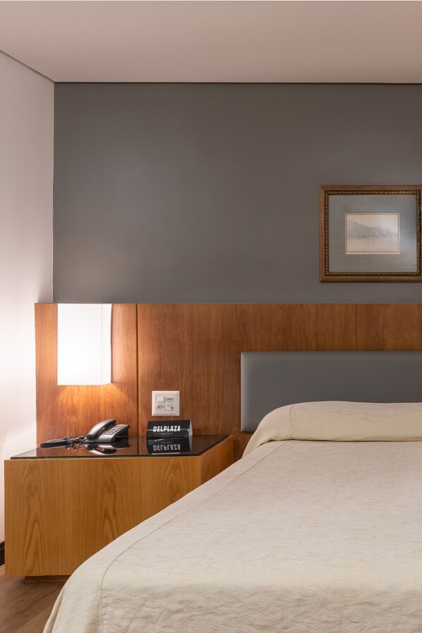 A hotel room with a bed, a nightstand, a telephone, and a framed picture on the wall. - DELPLAZA Timbiras São Paulo (São Paulo)