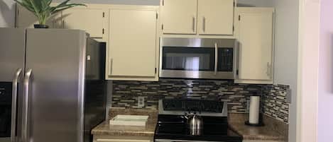 Réfrigérateur, micro-ondes, four, plaque de cuisson