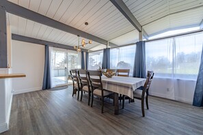 Dining - Seabreeze Chalet (Eureka)