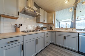 Fridge, microwave, oven, stovetop - Seabreeze Chalet (Eureka)