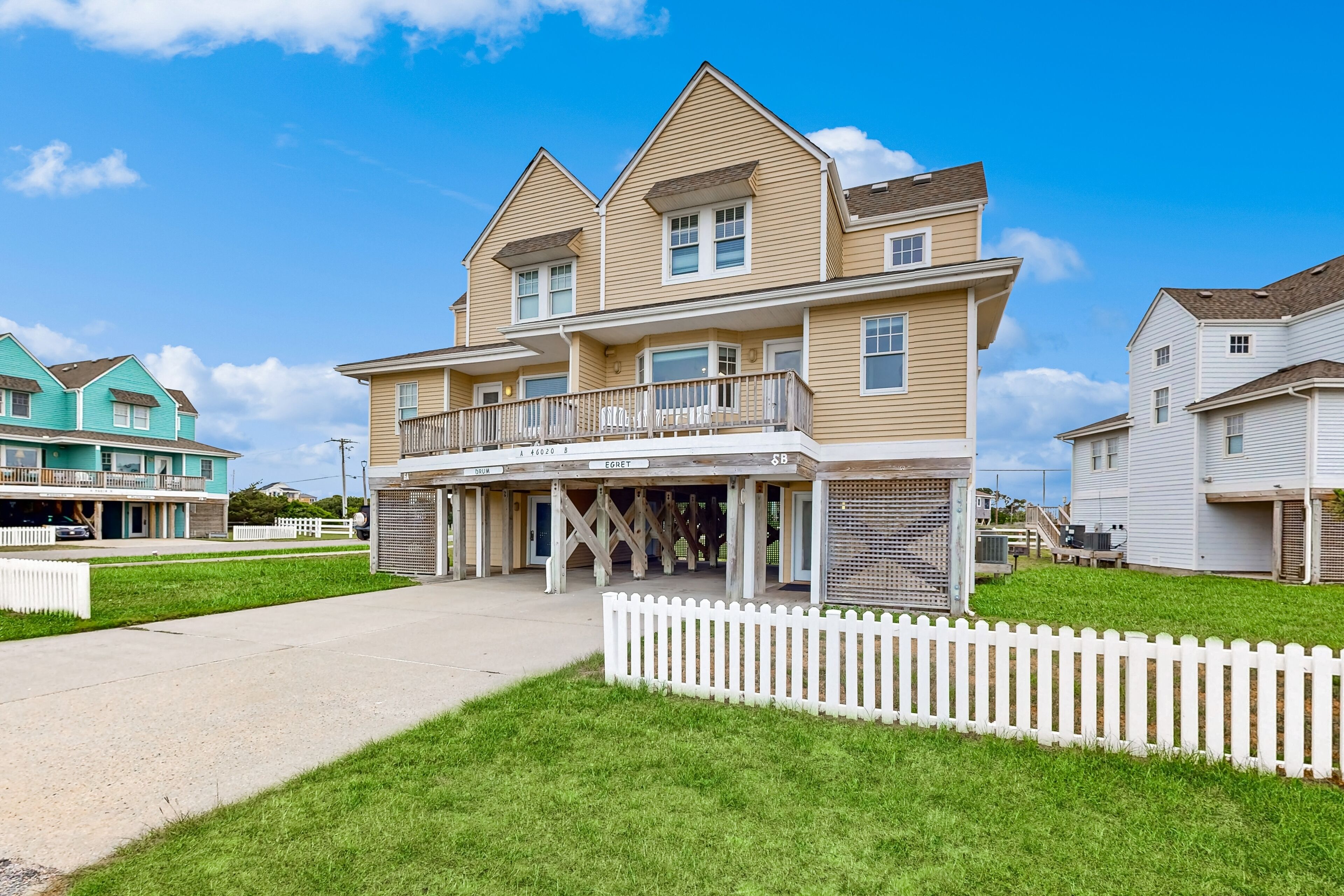 Dog-friendly townhouse with pool access, central AC, washer/dryer & ocean view