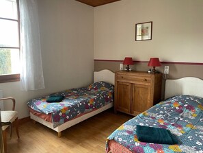 5 bedrooms, desk, WiFi, bed sheets