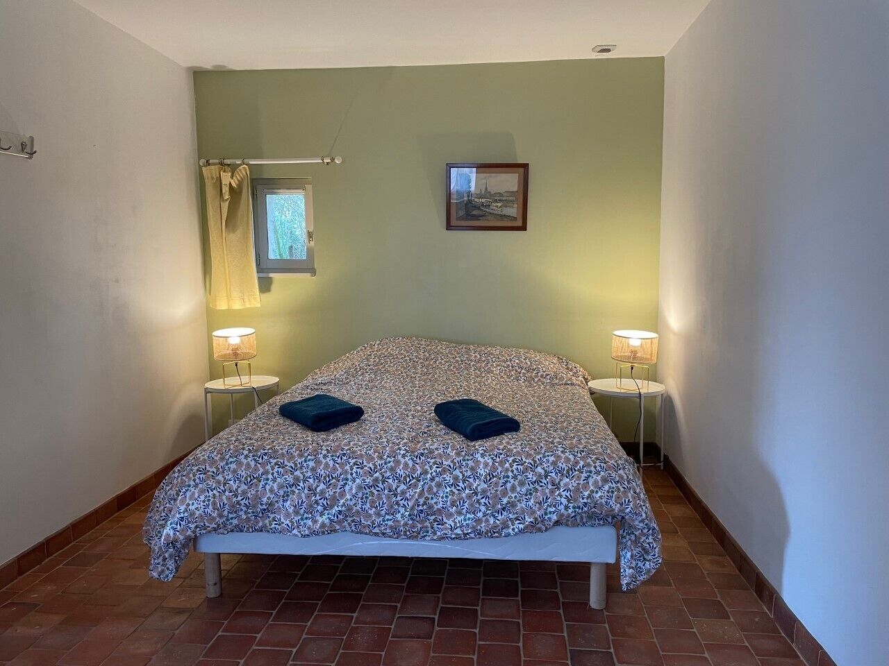 5 bedrooms, desk, WiFi, bed sheets