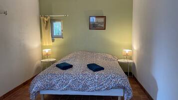 5 bedrooms, desk, WiFi, bed sheets