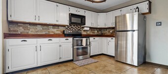 Charming family home with king bed - private pool - fast wifi - ARCADE