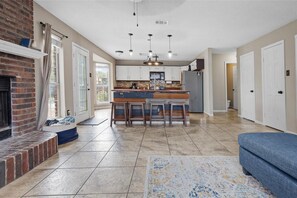 Smart TV, fireplace, Netflix, streaming services