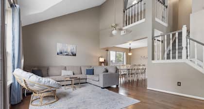 Charming family home with king bed - private pool - fast wifi - ARCADE